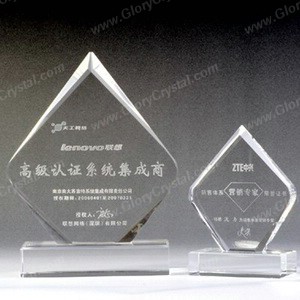 Em forma de diamante prêmio troféu de cristal com o logotipo personalizado e slogon gravado no interior, a base de cristal retângulo pode ser gravado com design personalizado também.