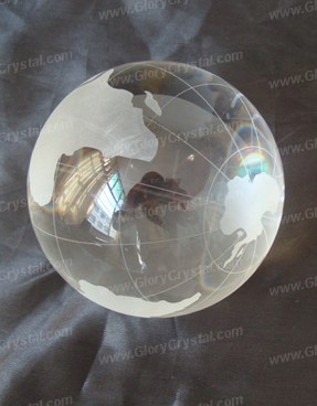 Bola globo óptico de cristal, bola de cristal com mapa do mundo sandblasted na superfície, globo de cristal de alta qualidade. Nós podemos fazer um pequeno apartamento na parte inferior para fazê-lo se perfeitamente apto ou uma base para coincidir com a bola.