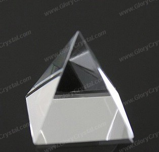 Cristal paperweight pirâmide em branco, feito de cristal superior qualidade k9 óptico, podemos design personalizado etch dentro da pirâmide.