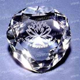Heart-shaped favor de diamante de cristal, favor do casamento, presente de casamento, com uma imagem personalizada e texto gravado no interior do cristal.