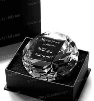Rodada de clássicos de cristal favor diamante, favor do casamento de vidro, presente de casamento de cristal, com uma imagem personalizada e texto gravado dentro do favor de diamante.